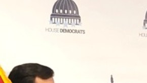 El representante Gabe Vázquez (centro) defiende la cooperación binacional entre EE.UU. y México.