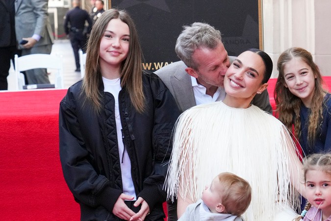 Alma Varsano, Jaron Varsano, Ori Varsano, Gal Gadot, Maya Varsano y Daniella Varsano posan con la nueva estrella de Gadot durante la ceremonia en el Paseo de la Fama de Hollywood el martes 18 de marzo de 2025 en Los Ángeles.