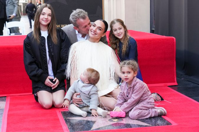 Alma Varsano, Jaron Varsano, Ori Varsano, Gal Gadot, Maya Varsano y Daniella Varsano posan con la nueva estrella de Gadot durante la ceremonia en el Paseo de la Fama de Hollywood el martes 18 de marzo de 2025 en Los Ángeles.