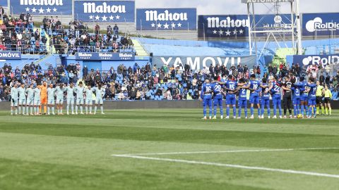 Getafe y Atlético de Madrid durante el minuto de silencio antes del partido.