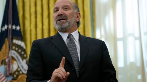 Los aranceles de Trump a Canadá y México provocaron temblores en mercados internacionales.