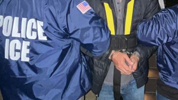 ICE detuvo a un hispano naturalizado bajo sospecha de ser indocumentado.