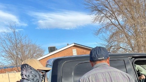 ICE publicó fotos de dos personas arrestadas en Nuevo México, pero sin dar detalles.