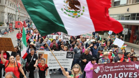 Cientos de defensores comunitarios salieron a marchar por los derechos de indocumentados en LA.