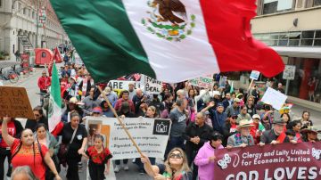 Cientos de defensores comunitarios salieron a marchar por los derechos de indocumentados en LA.