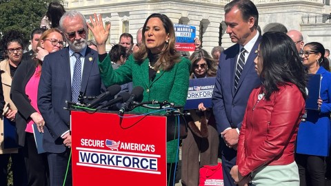 La representante María Elvira Salazar es autora del proyecto de Ley Dignidad.