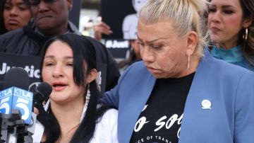 Belgium María Jiménez-Robles, hermana de la víctima, y Bamby Salcedo, directora de TansLatinaCoalition.