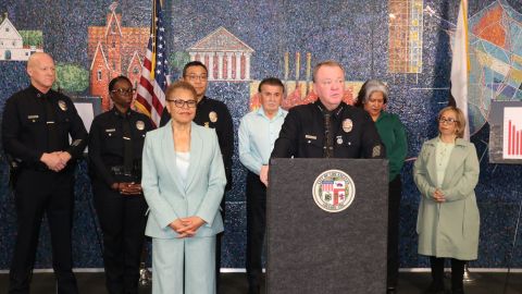 El jefe del LAPD, Jim McDonnell y la alcaldesa Karen Bass en conferencia de prensa.