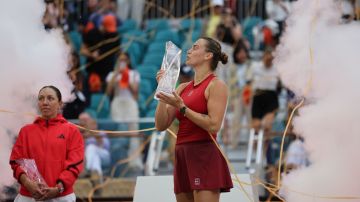 Aryna Sabalenka celebra el campeonato del Miami Open 2025.