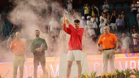Jakub Mensik y Novak Djokovic tras la final en Miami.