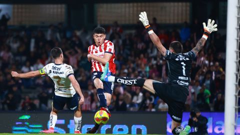 Ciudad de México, 1 de marzo de 2025. Luis Rey anota gol, durante el partido correspondiente a la jornada 10 del torneo Clausura 2025 de la Liga BBVA MX, entre los Pumas de la UNAM y las Chivas Rayadas del Guadalajara, realizado en el estadio Olímpico Universitario. Foto: Imago7/ Eloísa Sánchez