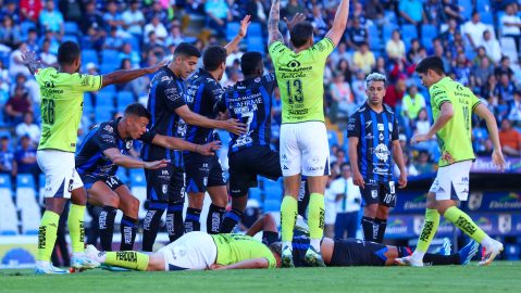 Emiliano Gómez quedó tendido en el césped y momentos después fue trasladado al hospital.