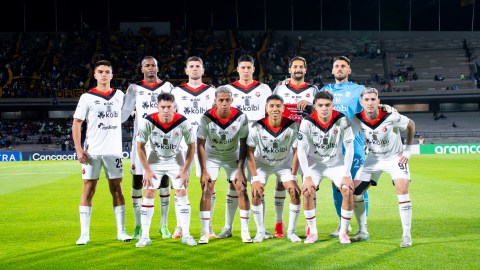 Jugadores del Alajuelense posan antes del partido contra Pumas en la Liga de Campeones de la Concacaf.