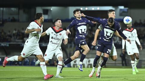 Momento en que Rogelio Funes Mori remata de cabeza y pone el 2-0 a favor de los universitarios.