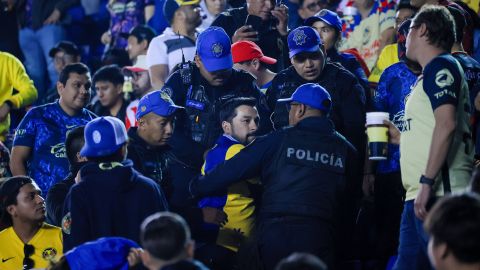 Ciudad de México, 12 de marzo de 2025. Afición en conato de bronca, durante el partido de vuelta de los octavos de final de la Champions Cup de la CONCACAF 2025, entre las Águilas del América y las Chivas Rayadas del Guadalajara, celebrado en el estadio Ciudad de los Deportes. Foto: Imago7/ Eloísa Sánchez