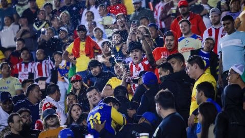 Ciudad de México, 12 de marzo de 2025. Afición en conato de bronca, durante el partido de vuelta de los octavos de final de la Champions Cup de la CONCACAF 2025, entre las Águilas del América y las Chivas Rayadas del Guadalajara, celebrado en el estadio Ciudad de los Deportes. Foto: Imago7/ Eloísa Sánchez