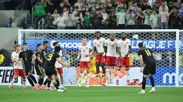 Raúl Jiménez cobra un tiro libre con perfección para anotar el 2-0 de México contra Canadá en partido de semifinales de la Concacaf Nations League realizado en SoFi Stadium.