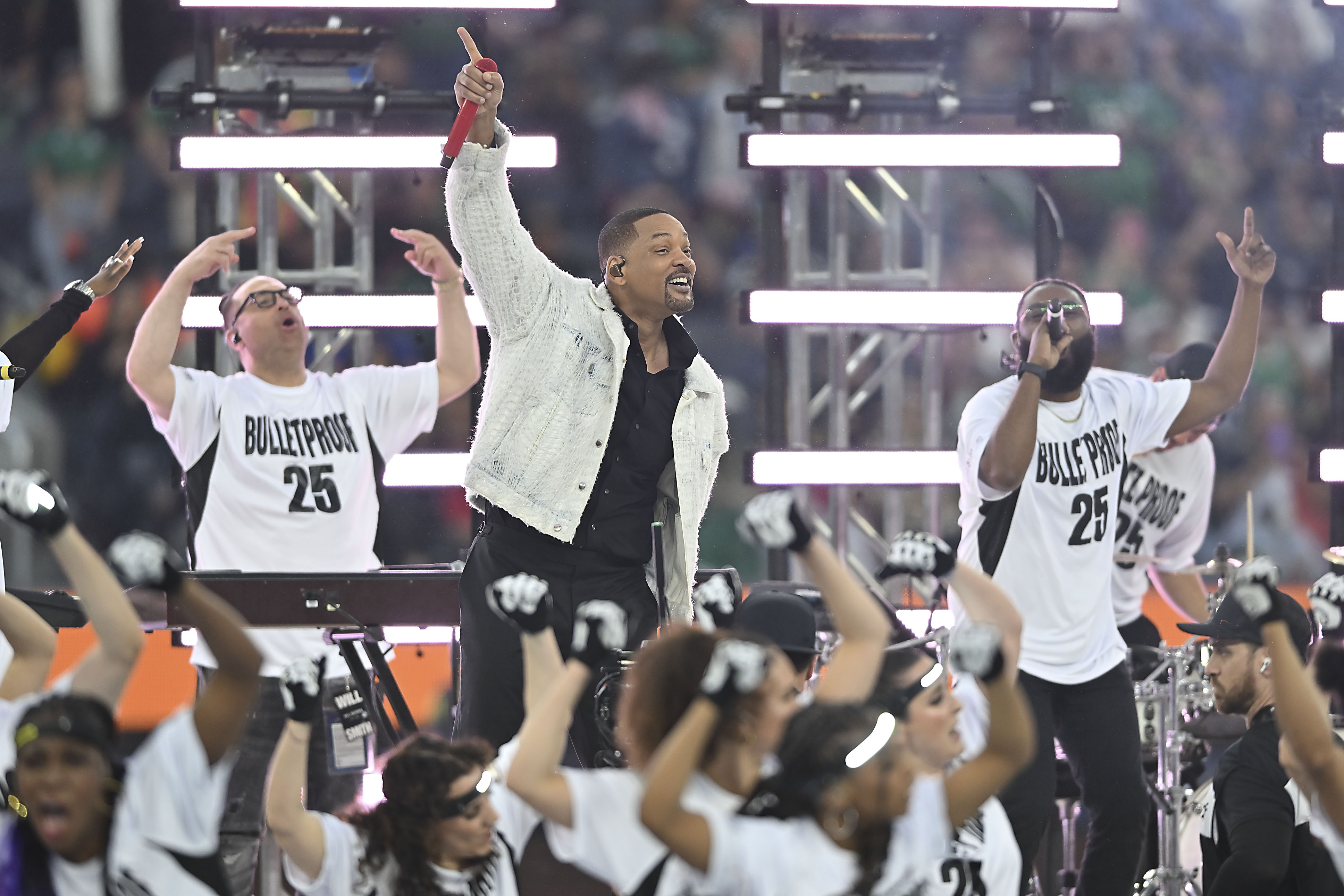 Will Smith, el famoso artista estadounidense, actúa sobre la cancha de SoFi Stadium minutos antes de la final de la Concacaf Nations League entre México y Panamá.
