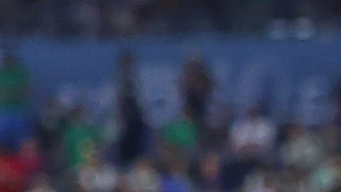 José Córdoba, jugador que cometió el penal decisivo, disputa un balón con Roberto Alvarado.