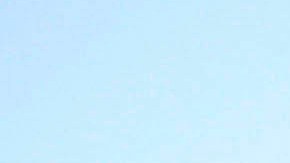 La foto de archivo muestra a soldados de Irak que sostienen una bandera de Estado Islámico que capturaron durante una operación militar.