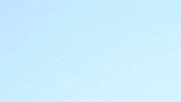 La foto de archivo muestra a soldados de Irak que sostienen una bandera de Estado Islámico que capturaron durante una operación militar.