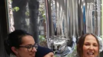 James Harrison en su última donación de sangre en 2018 junto a madres y sus bebés que nacieron gracias a él.