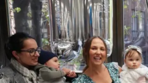 James Harrison en su última donación de sangre en 2018 junto a madres y sus bebés que nacieron gracias a él.