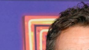 Izquierda: Pedro Pascal attends the SNL50: The Homecoming Concert at Radio City Music Hall on Friday, Feb. 14, 2025, in New York. (Photo by Evan Agostini/Invision/AP). Derecha: Jennifer Aniston arrives at the 76th Primetime Emmy Awards on Sunday, Sept. 15, 2024, at the Peacock Theater in Los Angeles. (AP Photo/Jae C. Hong)