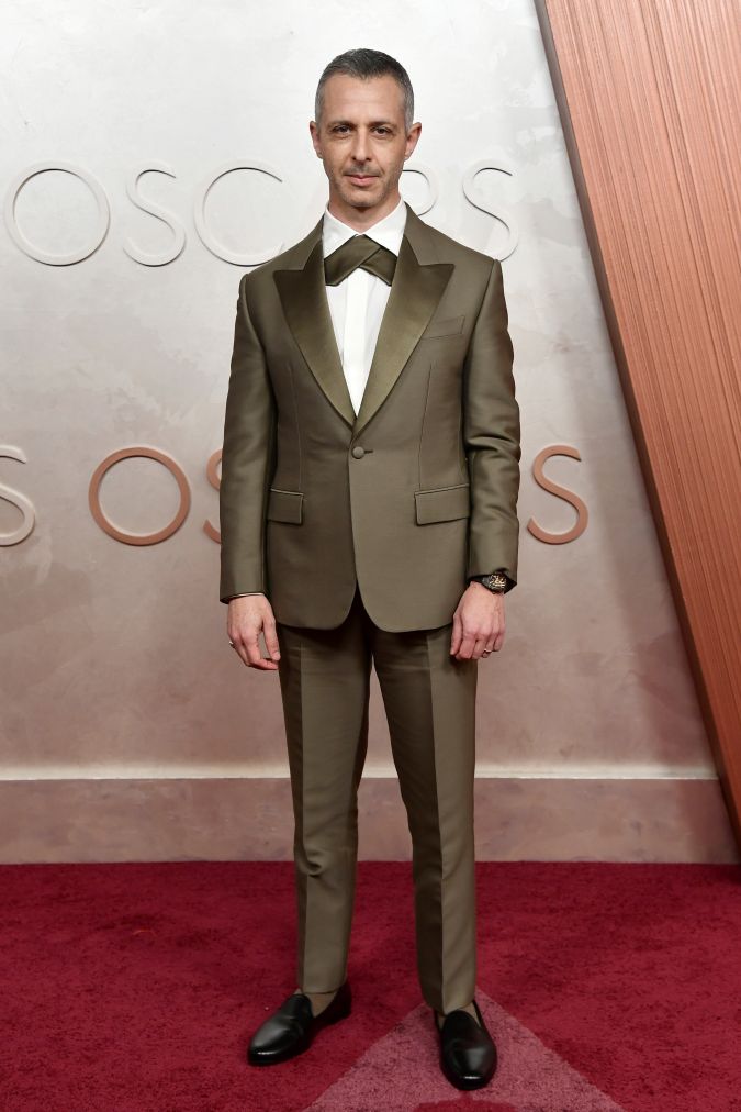 Jeremy Strong en la alfombra roja de los Oscar 2025