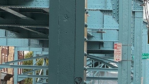 Varias tiendas a lo largo de la avenida Kensington usan rejas antirrobo para proteger sus negocios.