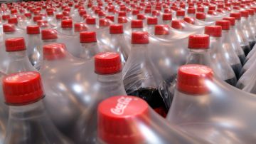 La FDA anuncia retiró del mercado paquetes de Coca-Cola por posible contaminación