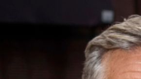 Izquierda: George Clooney participa en el anuncio del elenco de "Good Night, and Good Luck" en Broadway en el Winter Garden Theatre el jueves 6 de febrero de 2025, en Nueva York. (Foto por Christopher Smith/Invision/AP). Derecha: El presidente Donald Trump habla en una recepción celebrando el Día de la Independencia de Grecia en la Sala Este de la Casa Blanca, el lunes 24 de marzo de 2025, en Washington. (Foto de AP/Jacquelyn Martin).