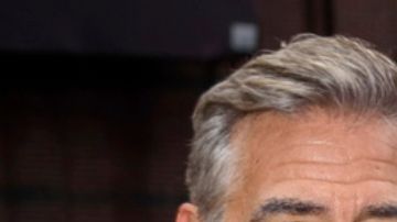 Izquierda: George Clooney participa en el anuncio del elenco de "Good Night, and Good Luck" en Broadway en el Winter Garden Theatre el jueves 6 de febrero de 2025, en Nueva York. (Foto por Christopher Smith/Invision/AP). Derecha: El presidente Donald Trump habla en una recepción celebrando el Día de la Independencia de Grecia en la Sala Este de la Casa Blanca, el lunes 24 de marzo de 2025, en Washington. (Foto de AP/Jacquelyn Martin).