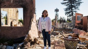 Leticia Serafín contempla los escombros a los que quedó reducida su casa.