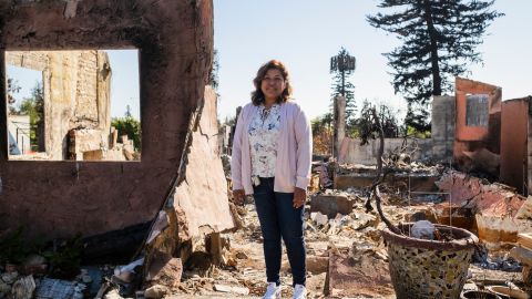 Leticia Serafín contempla los escombros a los que quedó reducida su casa.