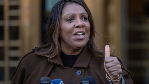 La demanda argumenta que estos recortes afectarán gravemente a los estudiantes, especialmente a aquellos de familias de bajos ingresos y a aquellos con discapacidades.