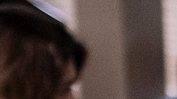 El concejal Carlos Leon firma la petición de los estudiantes antes de la marcha para apoyar la comunidad migrante en Anaheim.