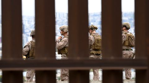 Marines de Estados Unidos en la frontera con México cerca del puerto de entrada de San Ysidro, el viernes 7 de febrero de 2025, en San Diego. (AP Foto/Denis Poroy)