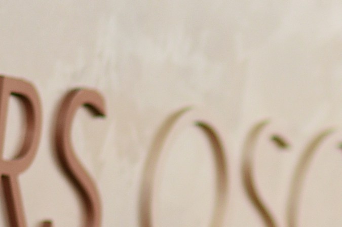 Mikey Madison, protagonista de "Anora", podría dar una sorpresa. Llegó con un vestido sobrio en color rosa y negro.