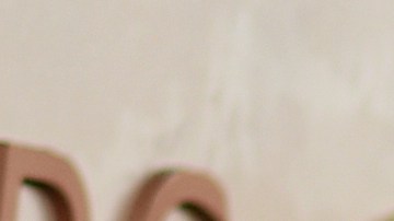 Mikey Madison, protagonista de "Anora", podría dar una sorpresa. Llegó con un vestido sobrio en color rosa y negro.