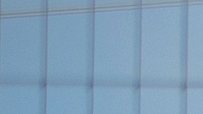 Migrantes aguardan a un costado del muro fronterizo vigilado por la Patrulla Fronteriza y la Guardia Nacional de Texas el miércoles 10 de mayo de 2023, con el fin de ingresar a El Paso, Texas. A partir del jueves, el gobierno del presidente Joe Biden comenzará a negarle el asilo a los migrantes que se presenten en la frontera con México sin primero haber presentado una solicitud en línea o pedido protección en el país por el que pasaron, según una nueva medida dada a conocer el miércoles. Las autoridades federales han advertido de complicaciones en los próximos días en un momento en que expira la medida conocida como Título 42, la cual permitía expulsar rápidamente a migrantes para prevenir la propagación del COVID-19. (AP Foto/Andrés Leighton)