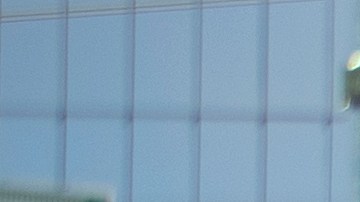 Migrantes aguardan a un costado del muro fronterizo vigilado por la Patrulla Fronteriza y la Guardia Nacional de Texas el miércoles 10 de mayo de 2023, con el fin de ingresar a El Paso, Texas. A partir del jueves, el gobierno del presidente Joe Biden comenzará a negarle el asilo a los migrantes que se presenten en la frontera con México sin primero haber presentado una solicitud en línea o pedido protección en el país por el que pasaron, según una nueva medida dada a conocer el miércoles. Las autoridades federales han advertido de complicaciones en los próximos días en un momento en que expira la medida conocida como Título 42, la cual permitía expulsar rápidamente a migrantes para prevenir la propagación del COVID-19. (AP Foto/Andrés Leighton)