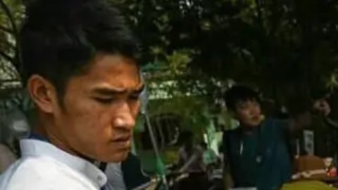 Una mujer es ayudada por los servicios de rescate de Myanmar.