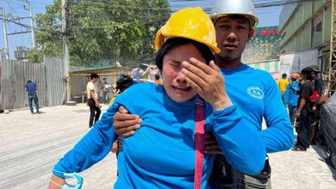 Los habitantes de Myanmar intentan reponerse tras la tragedia.
