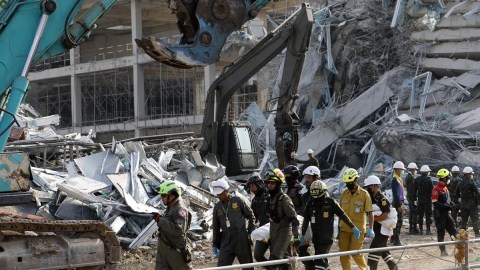 Equipo de rescate tratan de encontrar sobrevivientes debajo de inmuebles derruidos