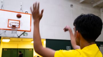 Frankie Meléndrez tira un triple durante el primer campamento de Omar Quintero.