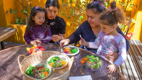 FEAST da orientación para una alimentación saludable a la comunidad hispana de Los Ángeles.