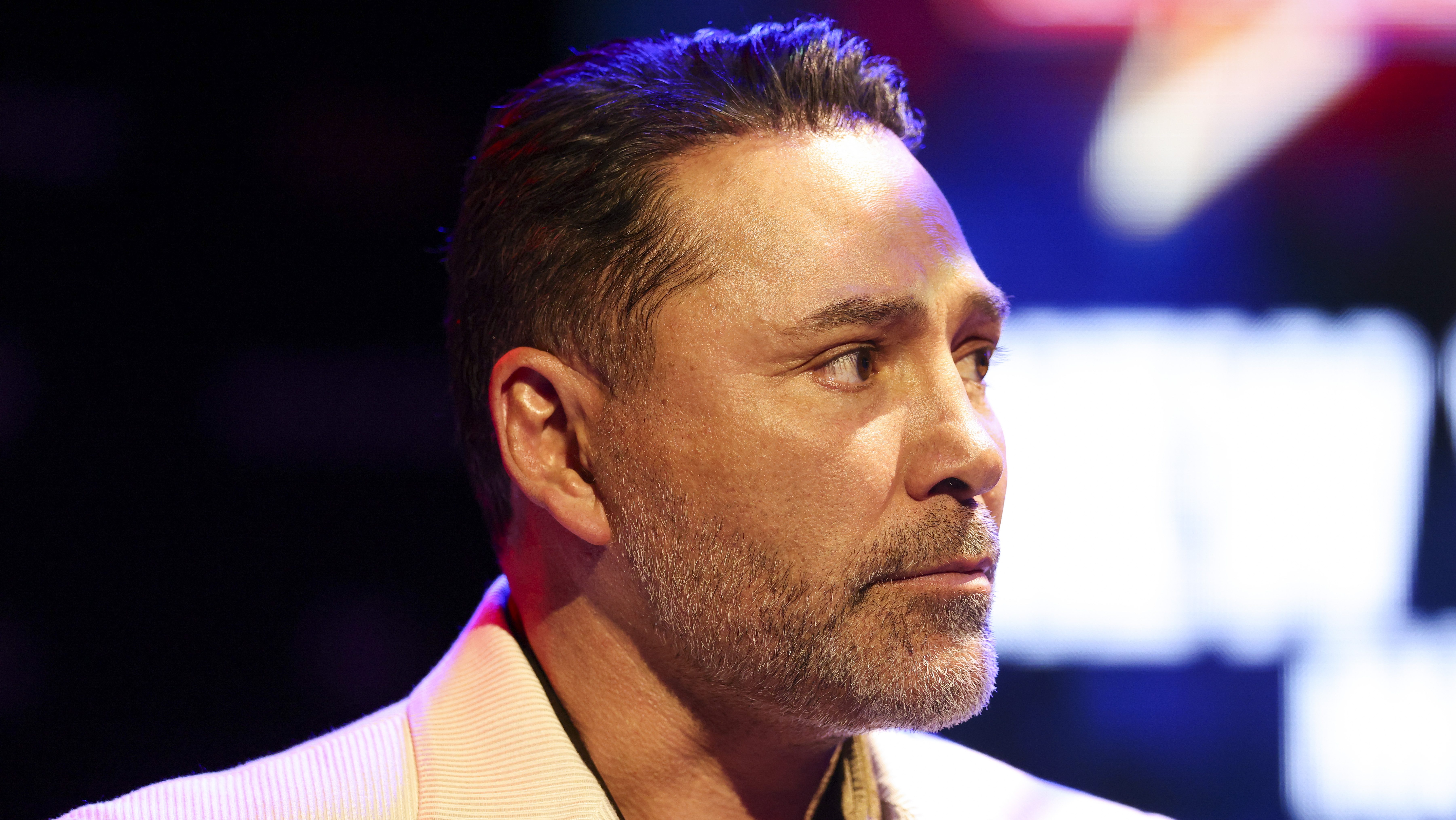 Óscar de la Hoya predice cómo terminará Davis vs. Ramírez - La Opinión