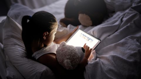 El uso prolongado de pantallas puede afectar el desarrollo emocional y físico de los adolescentes.
