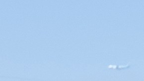 Michael Hernández practica sus trucos en su patineta en el parque Magic Johnson.